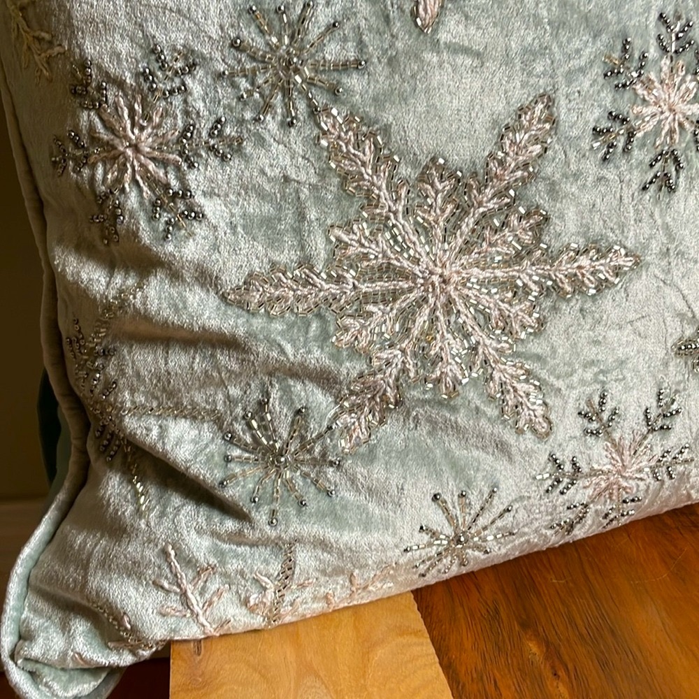 ❄️Sparkling Snowflake ❄️ Gorgeous, soft & plump sparkling ✨ pillow! NWT! - Picture 7 of 16